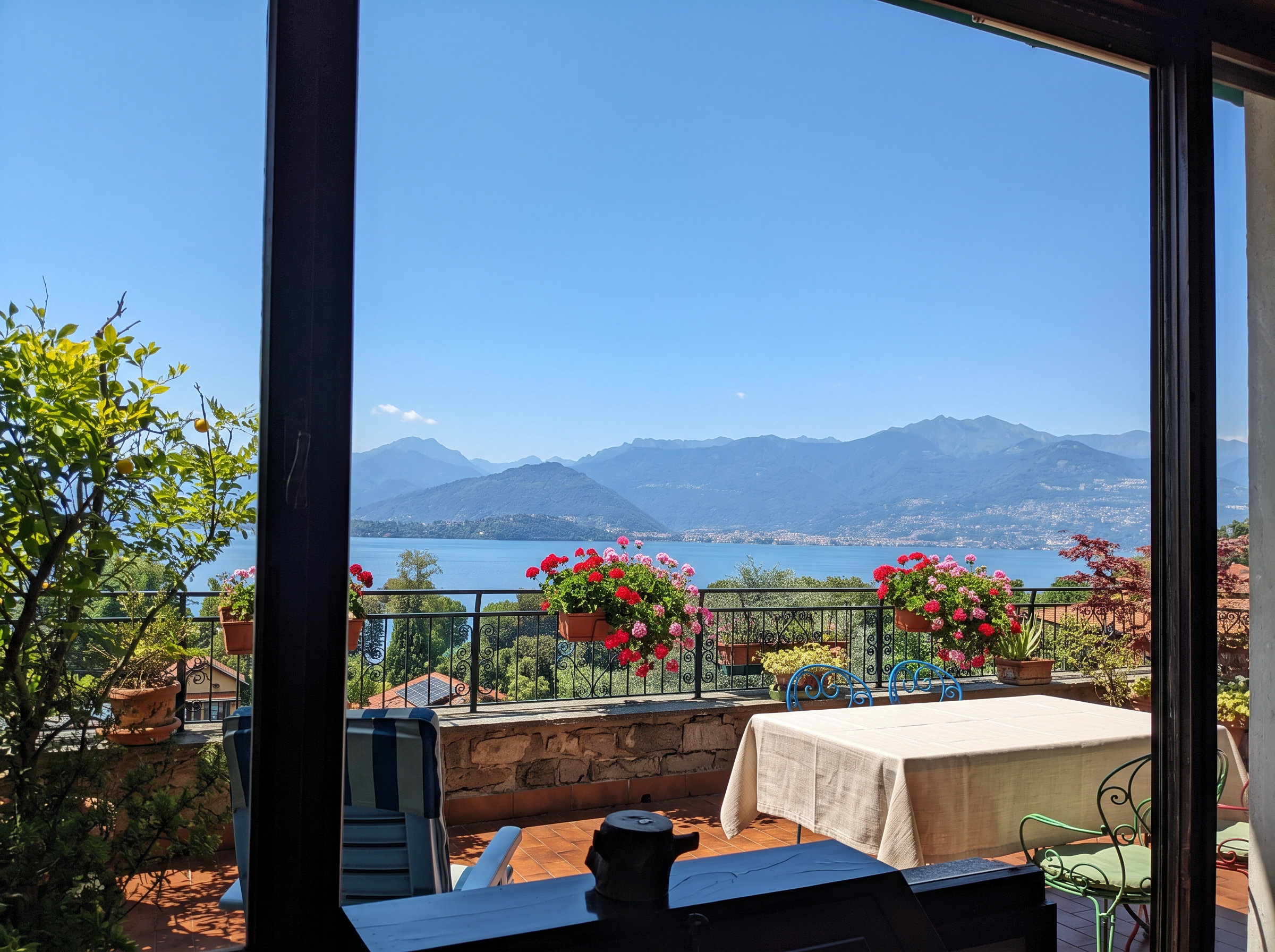 Terrazza dell'attico con vista sul Lago Maggiore al tramonto