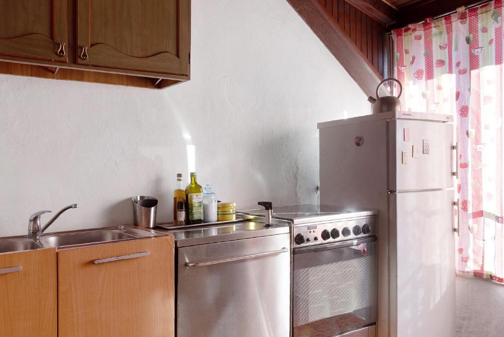 Cucina attrezzata con piano cottura, frigorifero e lavello