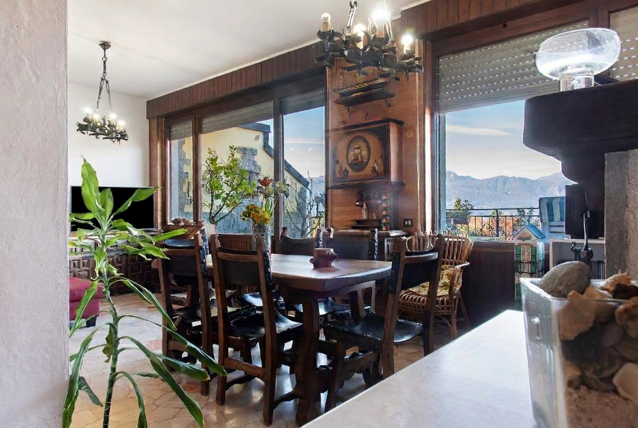Salotto con sala da pranzo e vista lago